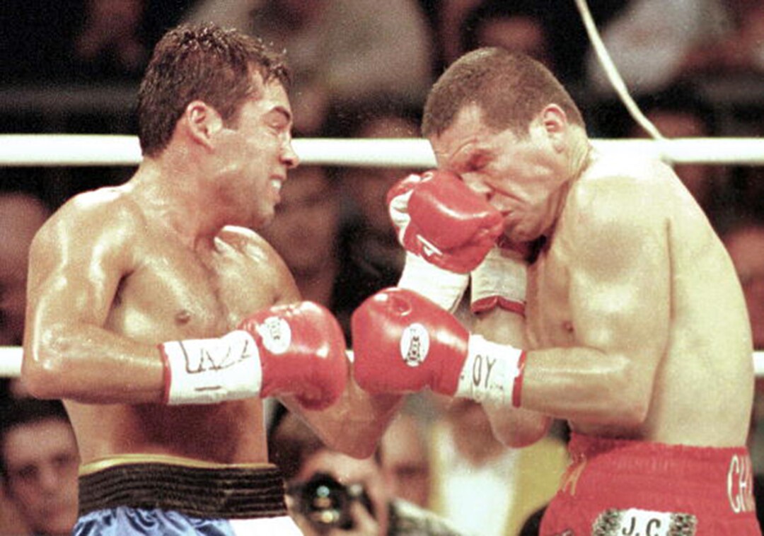 Oscar de la Hoya lands a left to the face of challenger Julio César Chávez