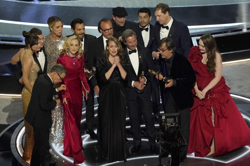 El elenco y equipo de "CODA" recibe el Oscar a la mejor película el domingo 27 de marzo de 2022 en el Teatro Dolby en Los Ángeles. (Foto AP/Chris Pizzello)