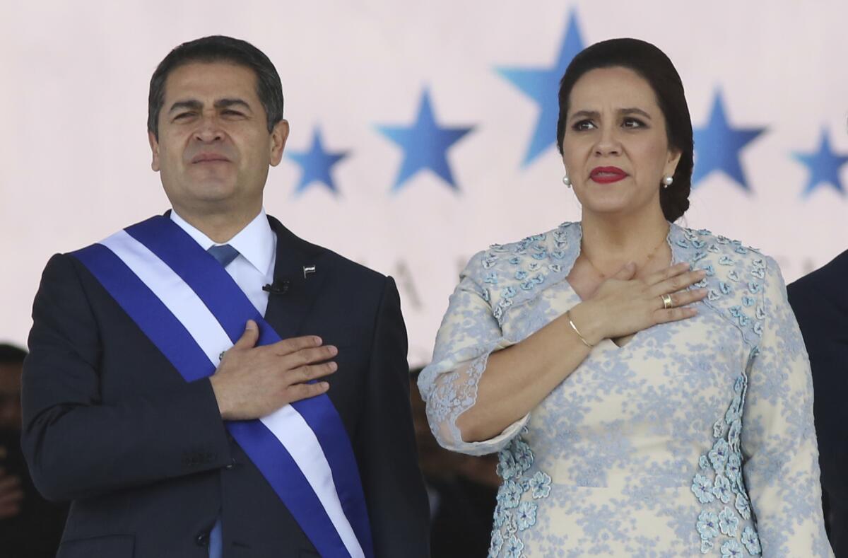 ARCHIVO - El presidente hondureño Juan Orlando Hernández de pie junto a su esposa Ana García