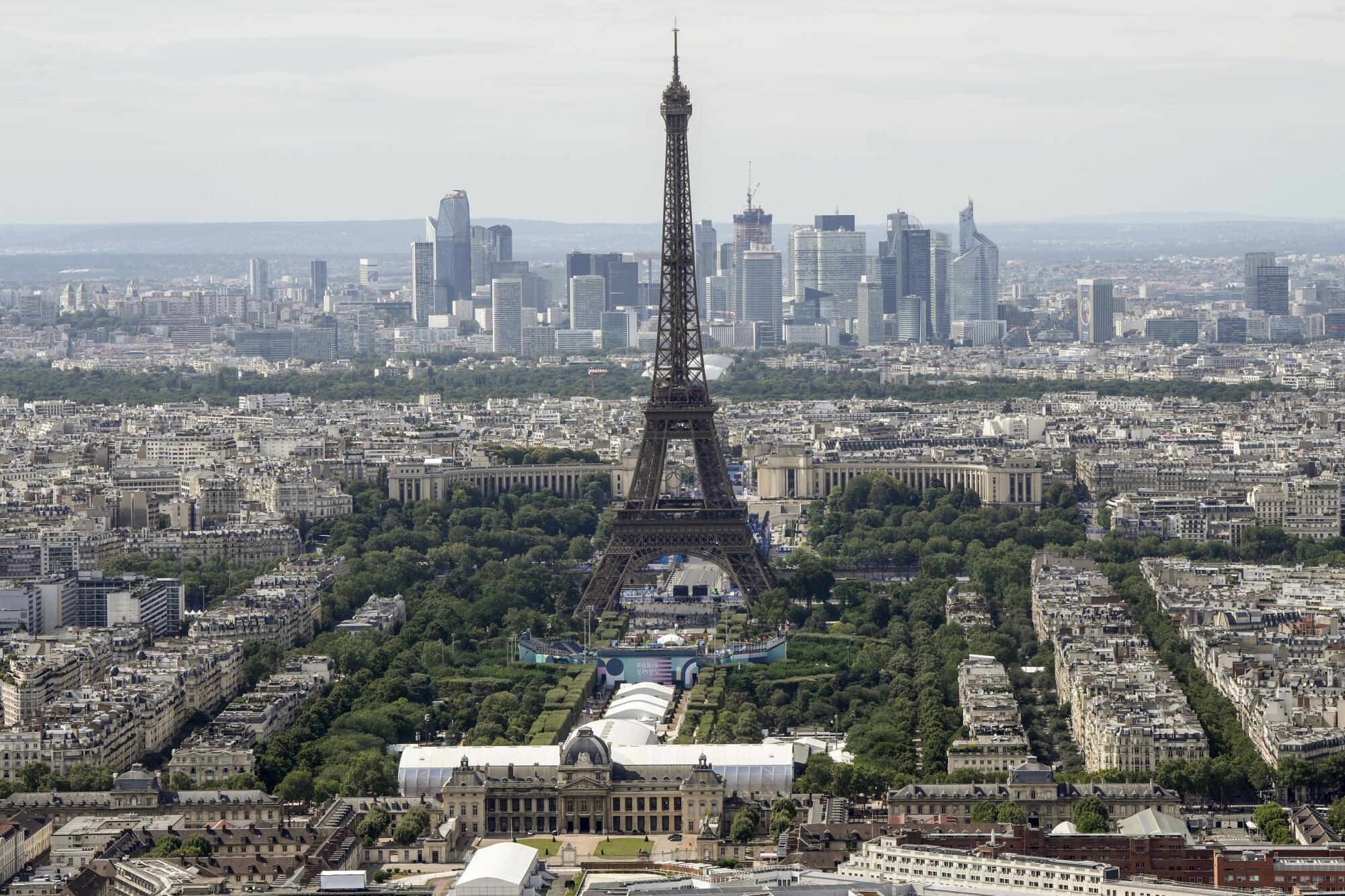 El Campo de Marte, a los pies de la Torre Eiffel, antes de la ceremonia inaugural 