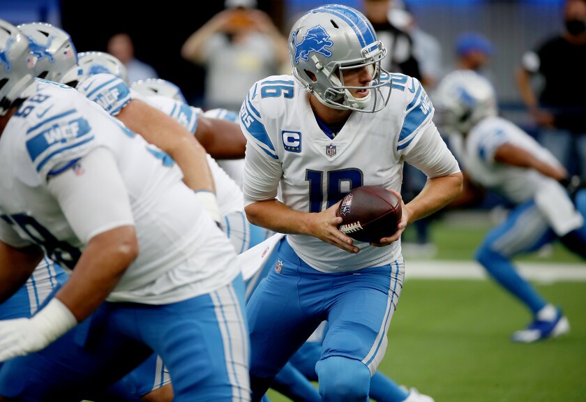 Detroit Lions Quarterback Jared Goff wärmt sich vor der Niederlage am Sonntag gegen die Rams auf.