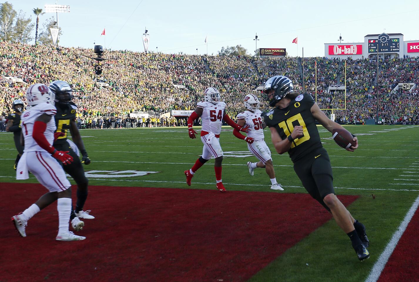 Oregon quarterback Justin Herbert scores a touchdown against Wisconsin during the second quarter.