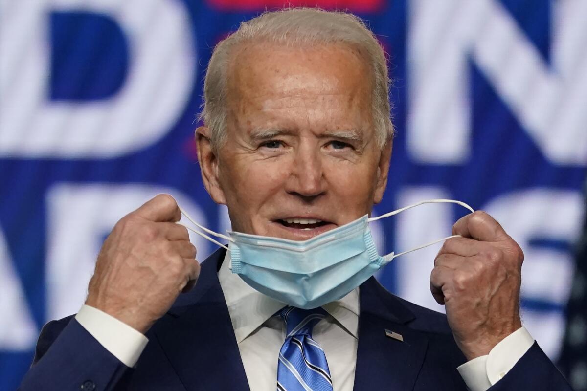 El candidato presidencial demócrata Joe Biden se quita la mascarilla al hablar en Wilmington, Delaware.