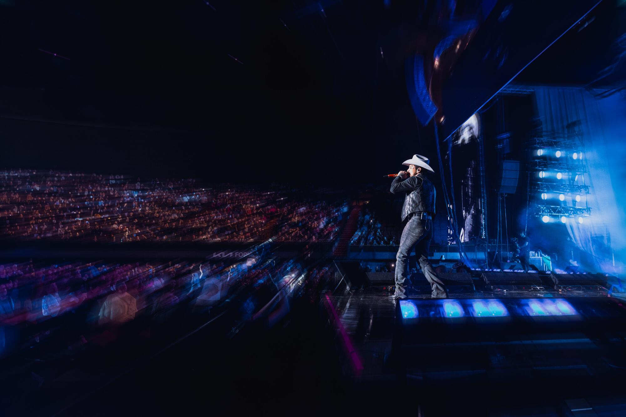 Nodal durante su actuación en el Kia Forum de Inglewood