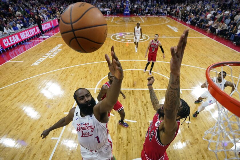 James Harden, izquierda, de los 76ers de Filadelfia, intenta un disparo ante la presión defensiva de Derrick Jones Jr., de los Bulls de Chicago, durante el juego de baloncesto de la NBA que se definió en doble tiempo extra, el lunes 20 de marzo de 2023, en Filadelfia. (AP Foto/Matt Slocum)