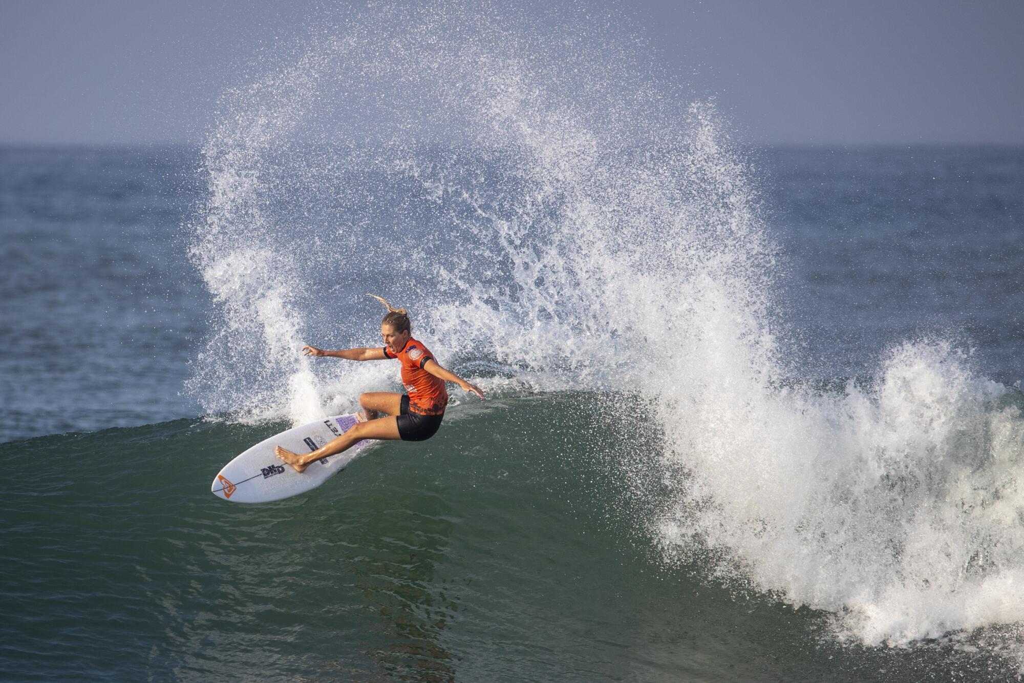 Stephanie Gilmore throws spray as she does a carving turn.