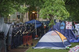 Agentes de la policía llegan a un campamento propalestino en la Universidad de Pensilvania, en Filadelfia, el viernes 10 de mayo de 2024. (Jessica Griffin/The Philadelphia Inquirer vía AP)