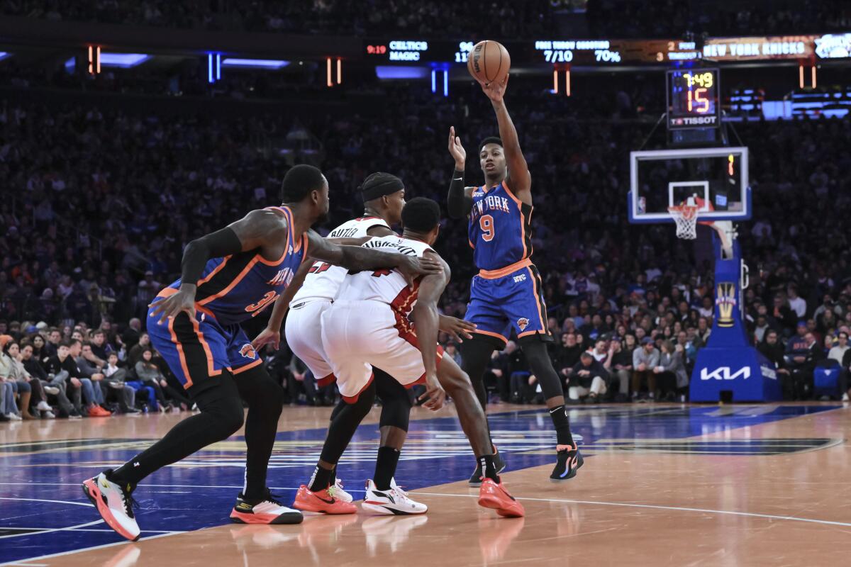 Knicks will have bizarre orange court for NBA in-season tournament