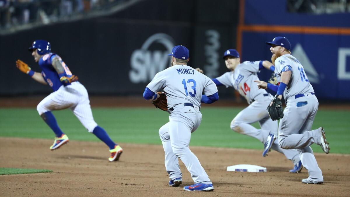 Asdrubal Cabrera of the New York Mets advances to third base on a throwing error by the Dodgers' Max Muncy in the eighth inning.