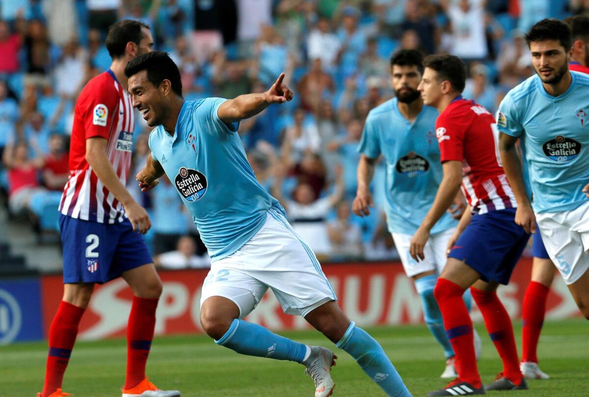 El defensa argentino del Celta de Vigo, Gustavo Cabral (i), celebra su gol anotado ante el Atlético de Madrid, el tercero del equipo, que ha sido anulado por el árbitro, durante el partido de Liga Santander de Primera División, disputado esta tarde en el estadio de Balaídos, en Vigo.