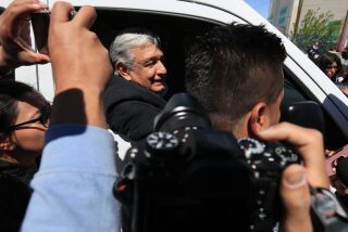 Decenas de migrantes reclaman justicia a López Obrador en norte de México