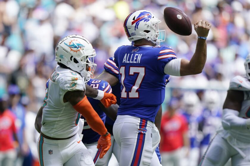 El safety de los Dolphins de Miami Jevon Holland captura al quarterback de los Bills de Búfalo Josh Allen, quien perdió el balón en la jugada del domingo 25 de septiembre del 2022. (AP Foto/Wilfredo Lee )