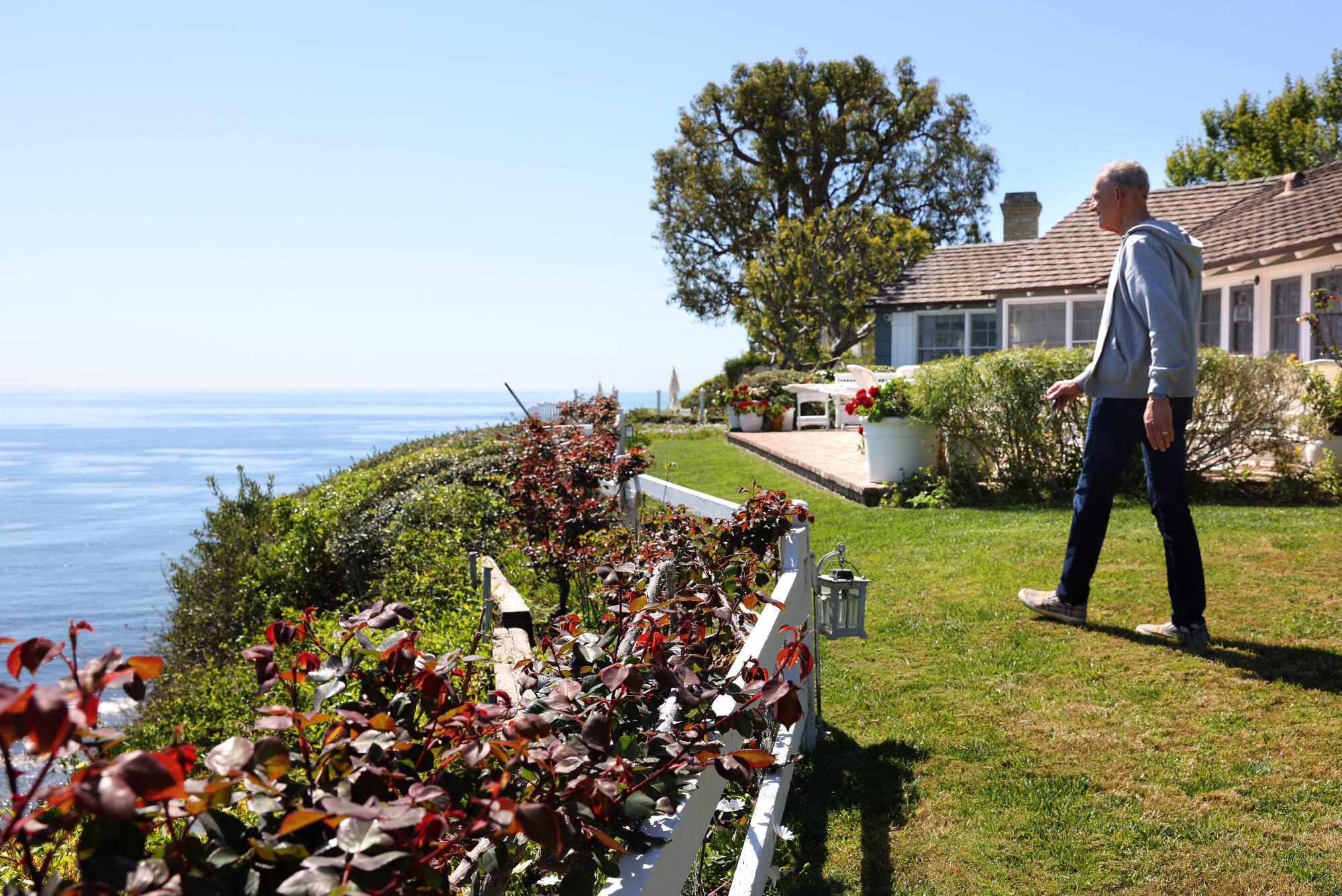 A high, thin man, Don Beefan, to the edge of the seaway walked to the edge of the sea.