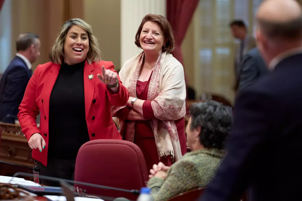 La sénatrice Caroline Menjivar et l'ancien leader du Sénat de Californie, Toni Atkins.