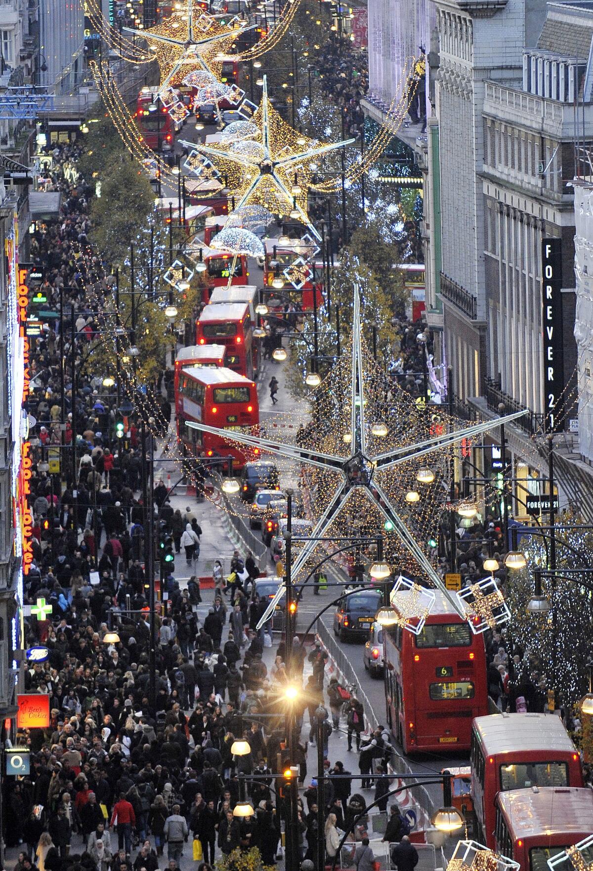Ambiente de Navidad en la calle Oxford Street en Londres, Reino Unido. 