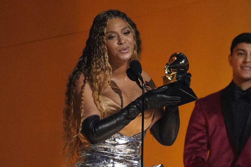 Beyonce recibe el premio a mejor álbum de música dance o electrónica por "Renaissance" en la 65a entrega anual del Grammy el domingo 5 de febrero de 2023, en Los Angeles. (Foto AP/Chris Pizzello)