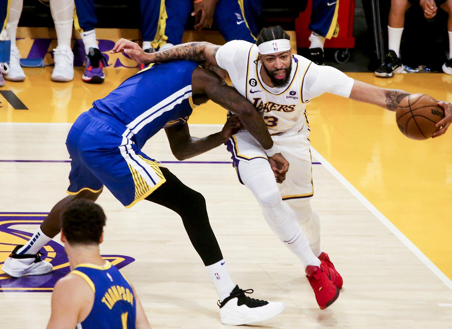 Anthony Davis, Lakers paste Warriors by 30 in Game 3
