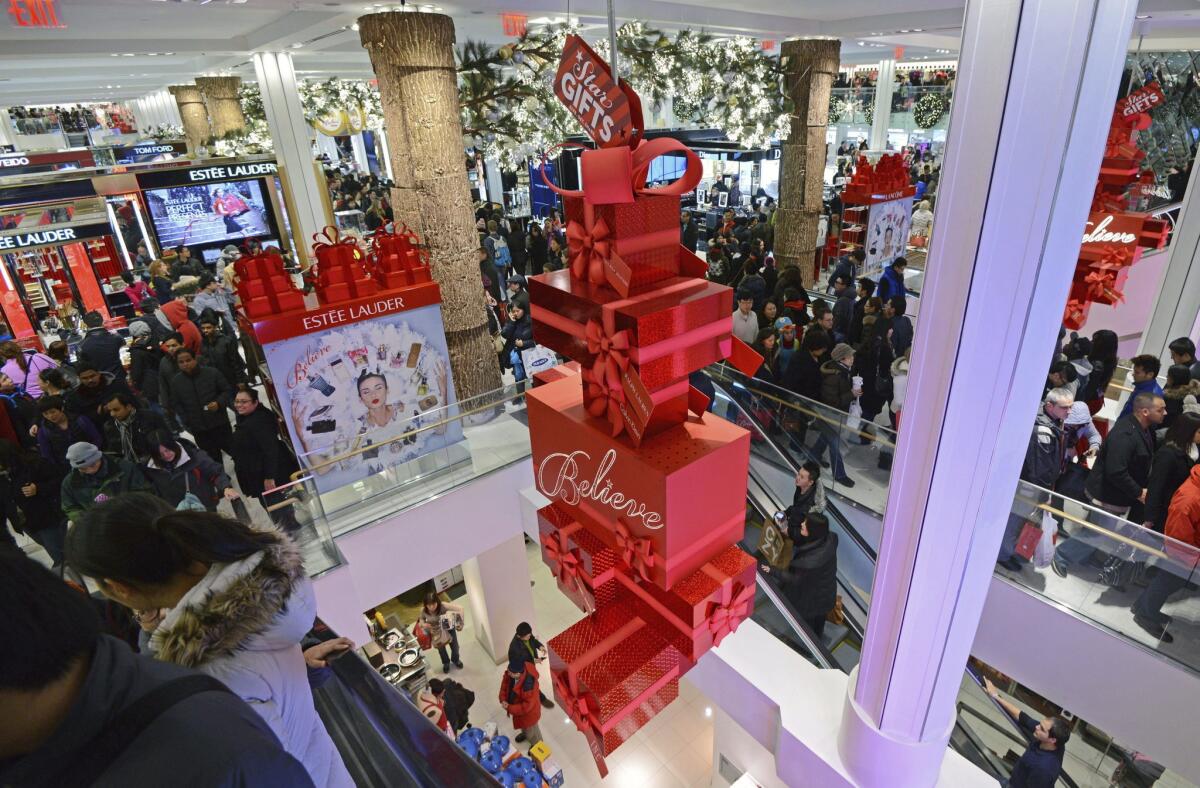 La cadena de grandes almacenes Macy's cerrará este año un total de 68 tiendas y despedirá a unos 10.000 empleados como parte del proceso de reestructuración anunciado el verano pasado, arrastrado por un fuerte descenso de sus ventas.