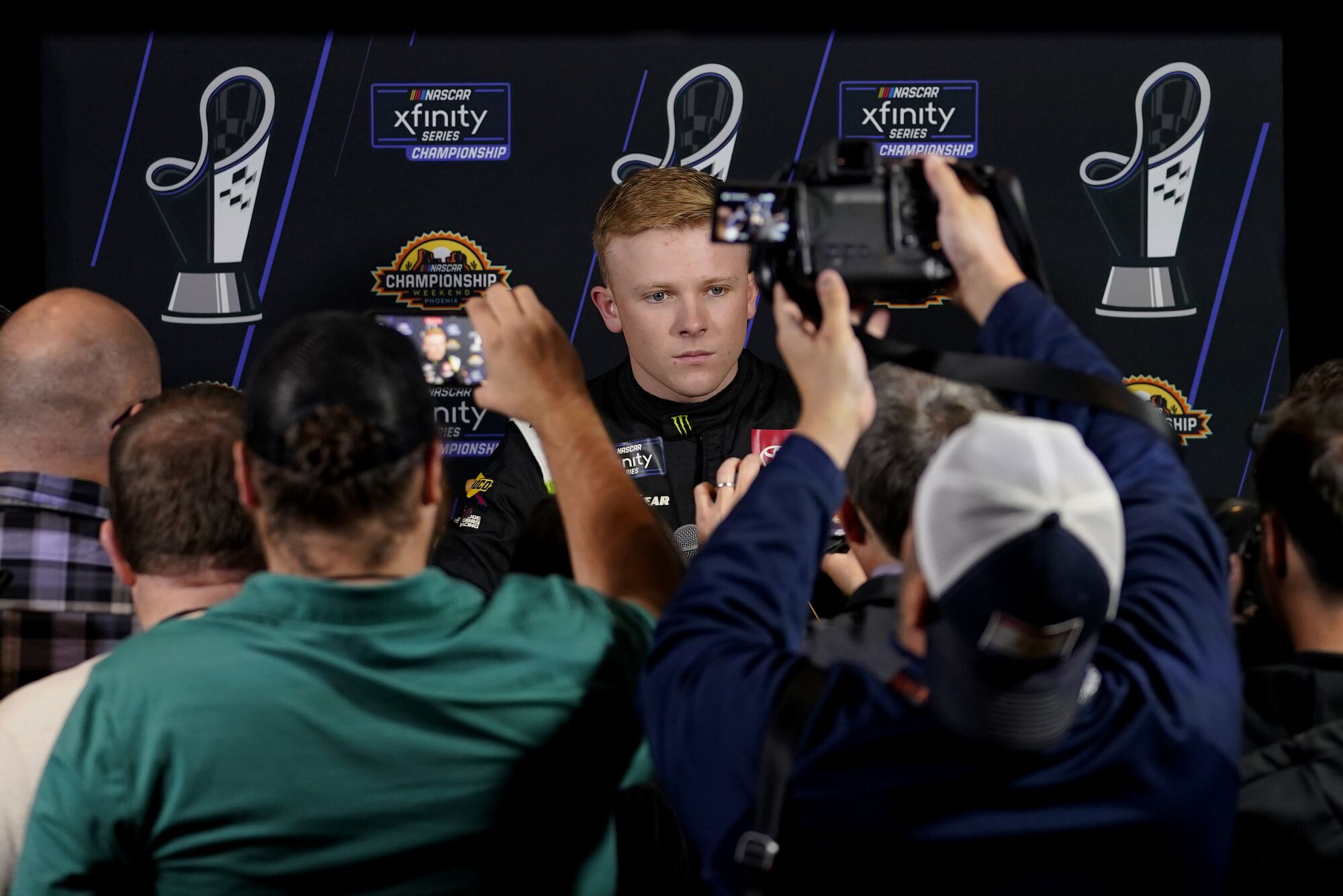 Le pilote de NASCAR Ty Gibbs s'adresse aux médias.