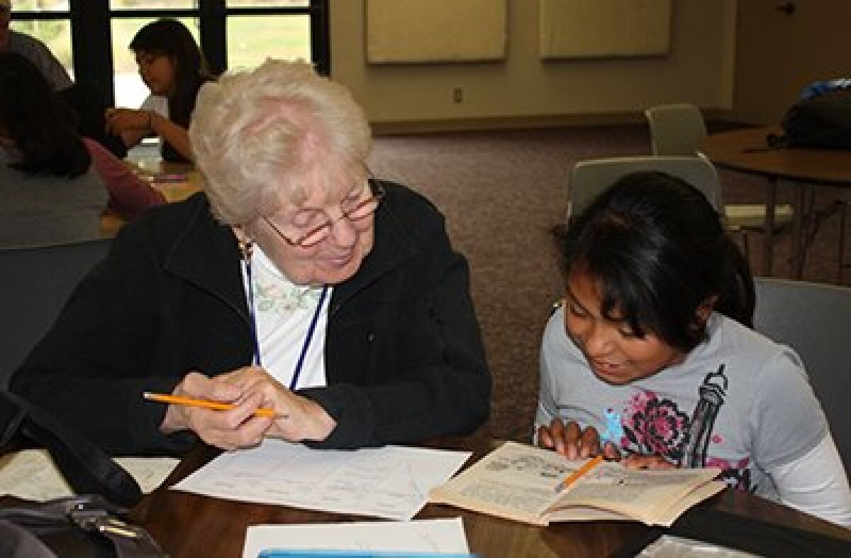 A tutor and student working together at Casa de Amistad