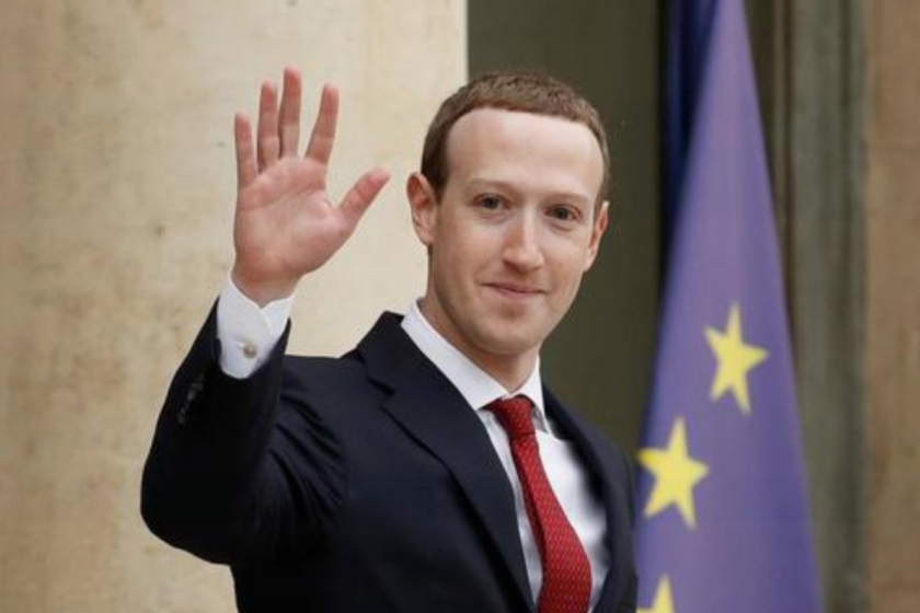 El presidente de Facebook, Mark Zuckerberg, se despide de los periodistas al abandonar el Palacio del Elíseo tras una reunión con el presidente francés, Emmanuel Macron, en París, Francia. EFE/ Yoan Valat/Archivo