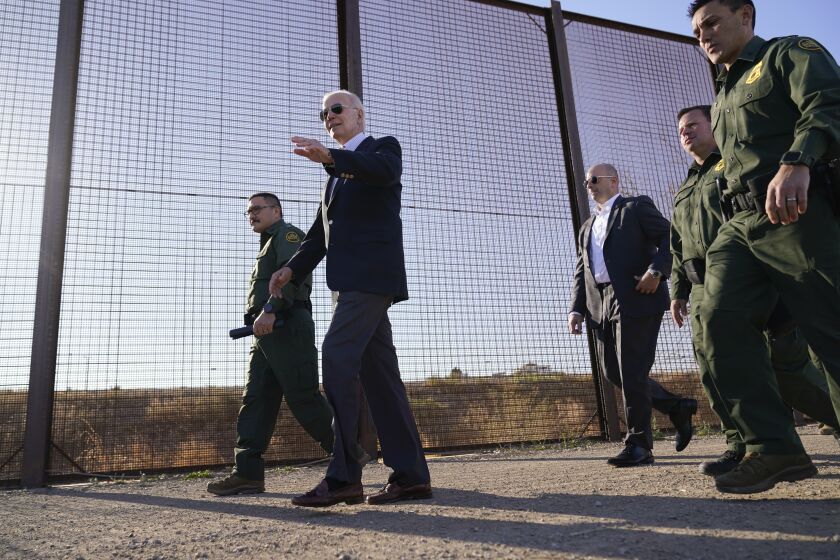 ARCHIVO - El presidente estadounidense Joe Biden camina a lo largo de un tramo de la frontera entre Estados Unidos y México en El Paso, Texas, el 8 de enero de 2023. (AP Foto/Andrew Harnik, Archivo)