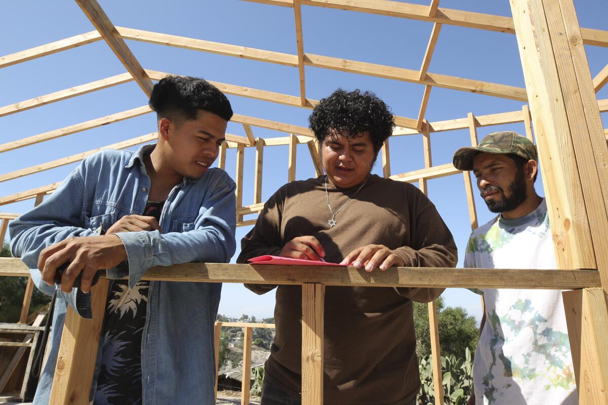 Migrantes construyen refugio en Tijuana