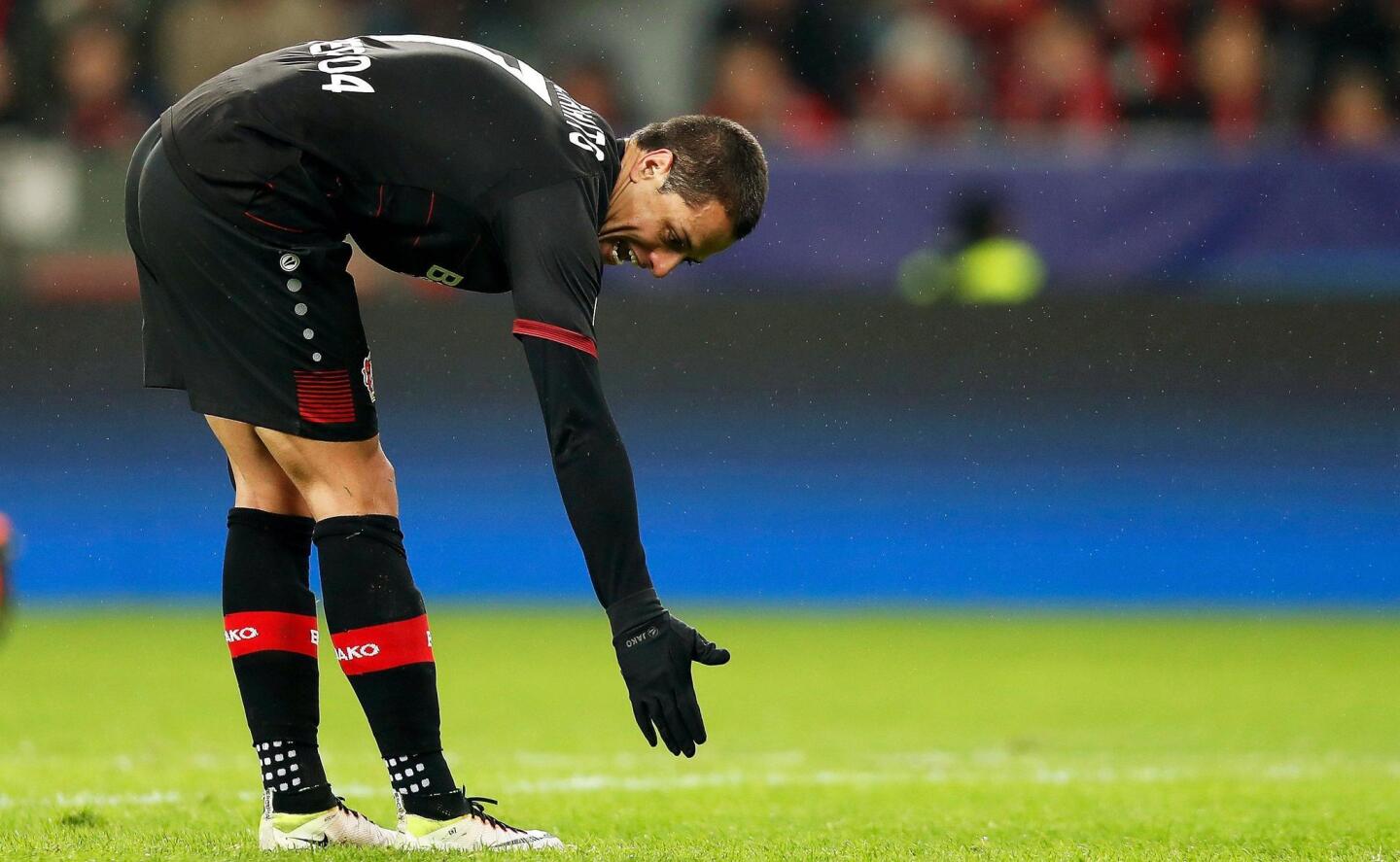 LEV01. LEVERKUSEN (ALEMANIA), 21/02/2017.- Javier Hernández de Bayer Leverkusen reacciona hoy, martes 21 de febrero de 2017, durante un partido de la Liga de Campeones, en Leverkusen (Alemania). EFE/FRIEDEMANN VOGEL ** Usable by HOY and SD Only **