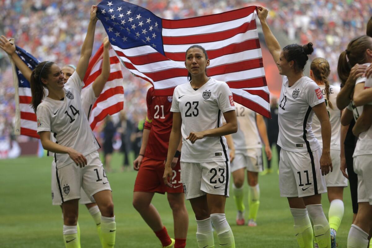 Jugadoras de Estados Unidos celebran tras coronarse campeonas del Mundial 2015.