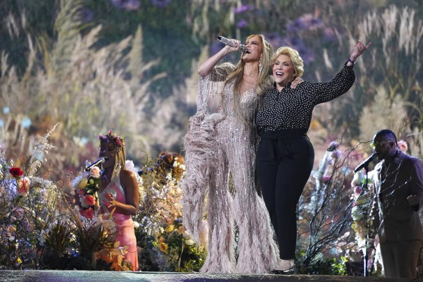 Jennifer López canta con su madre, Guadalupe Rodríguez, durante el evento "Vax Live