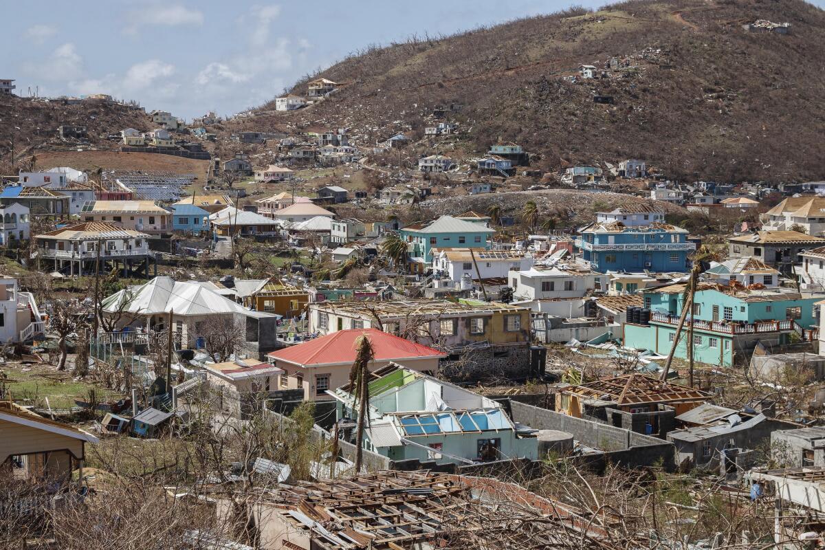 Casas dañadas por el paso del huracán Beryl, el jueves 4 de julio de 2024, en Clifton, 