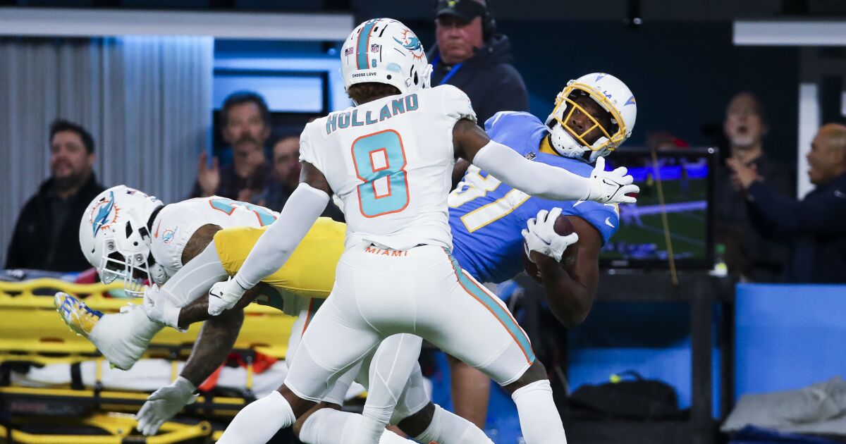 Takeaways: Reunited, Mike Williams and Keenan Allen make Chargers feel so good vs. Miami