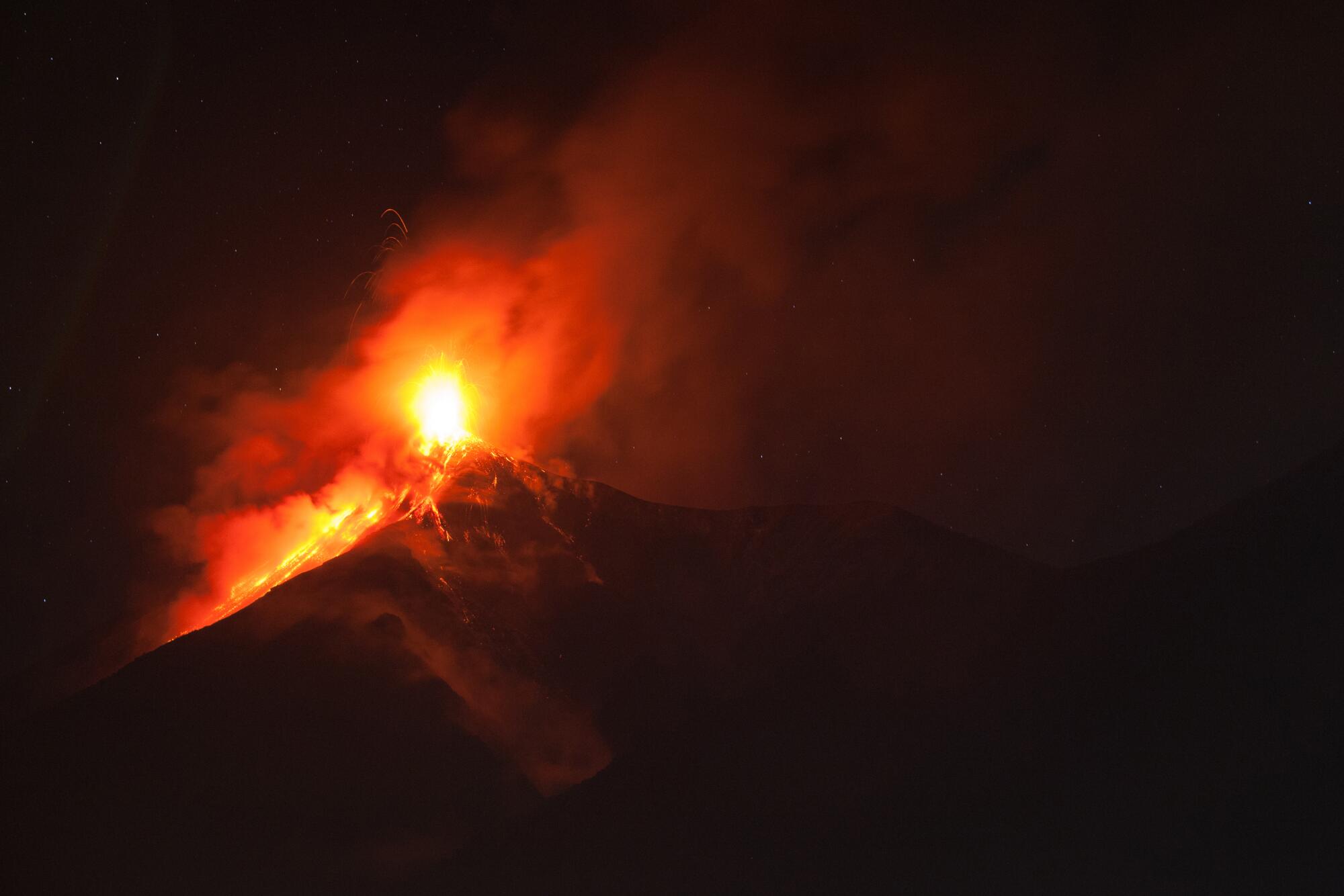 El Volcán de Fuego, uno de los más activos del mundo, ha estado en erupción durante un período de actividad más fuerte de lo habitual. Este es un panorama desde Alotengango, Sacatepequez, Guatemala el 9 de febrero de 2016.