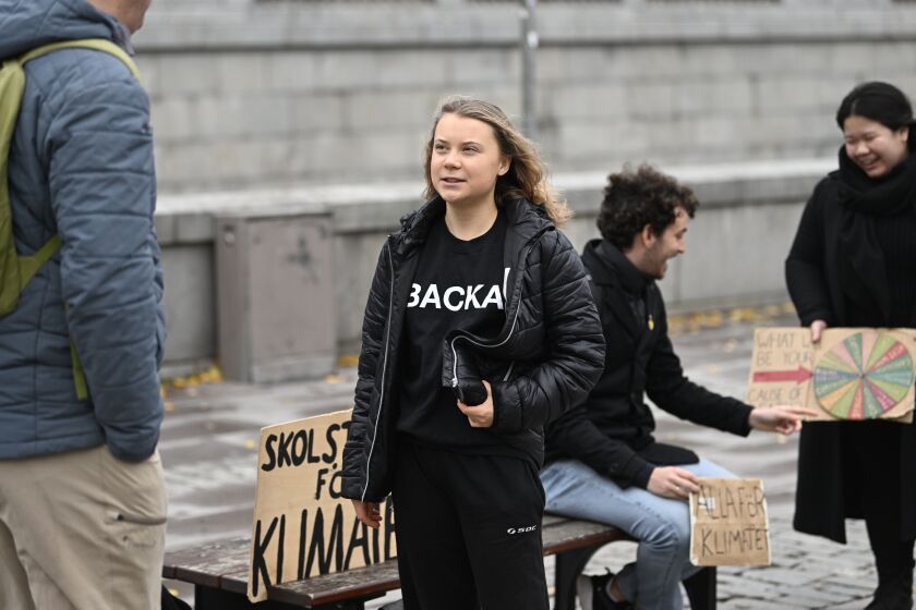 La activista climática sueca Greta Thunberg llega a la manifestación semanal Viernes por el Futuro en la plaza Mynttorget junto al Parlamento, en Estocolmo, Suecia, el 11 de noviembre de 2022. (Pontus Lundahl/TT News Agency vía AP, archivo)