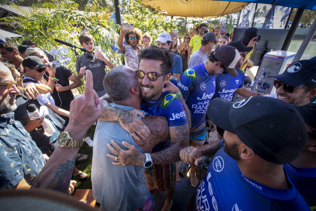 Ricardo Toledo embrasse son fils, Filipe Toledo du Brésil