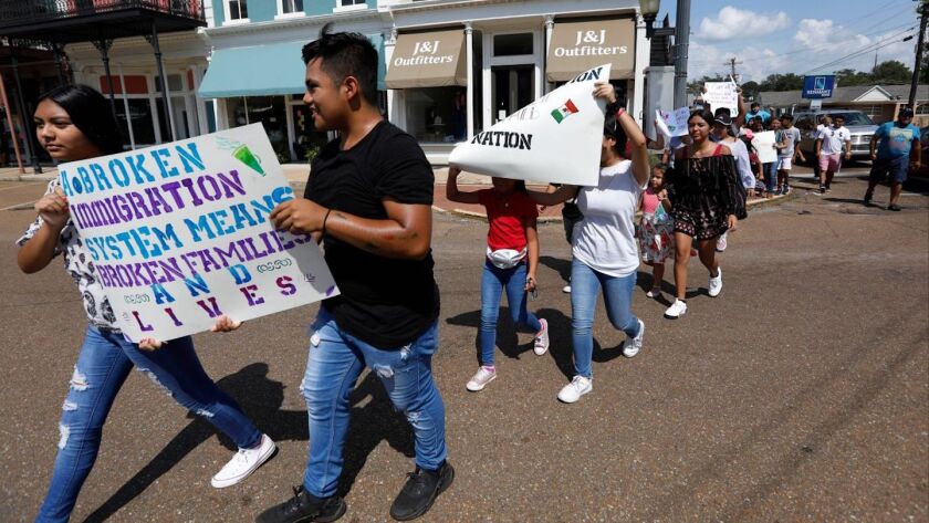 Hijos de inmigrantes mayormente hispanos participan en un acto en apoyo de migrantes detenidos en una planta procesadora de alimentos en Canton, Mississippi. El gobierno se apresta a poner en vigor nuevas normas que redefinen el concepto de "carga pública" que puede descalificar a una persona que pide la residencia permanente en EEUU.