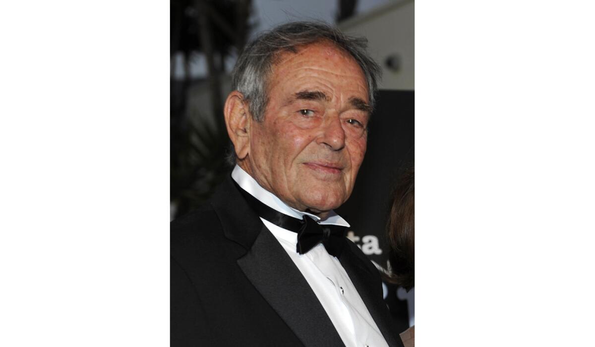 En esta foto del 2 de octubre de 2008, el actor Stuart Whitman llega a una gala benéfica en el Festival Internacional de Cine de Santa Bárbara en Santa Bárbara, California. Whitman, quien apareció en cientos de producciones de cine y TV, murió el lunes 16 de marzo del 2020 en Montecito, California. Tenía 92 años. (AP Foto/Phil Klein, Archivo)