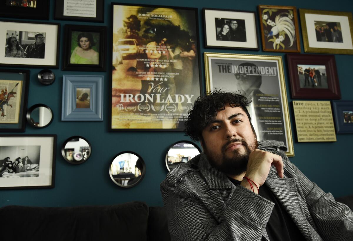 Jorge Xolalpa Jr., guionista y director de la película "Your Iron Lady", posa en su casa en Los Ángeles