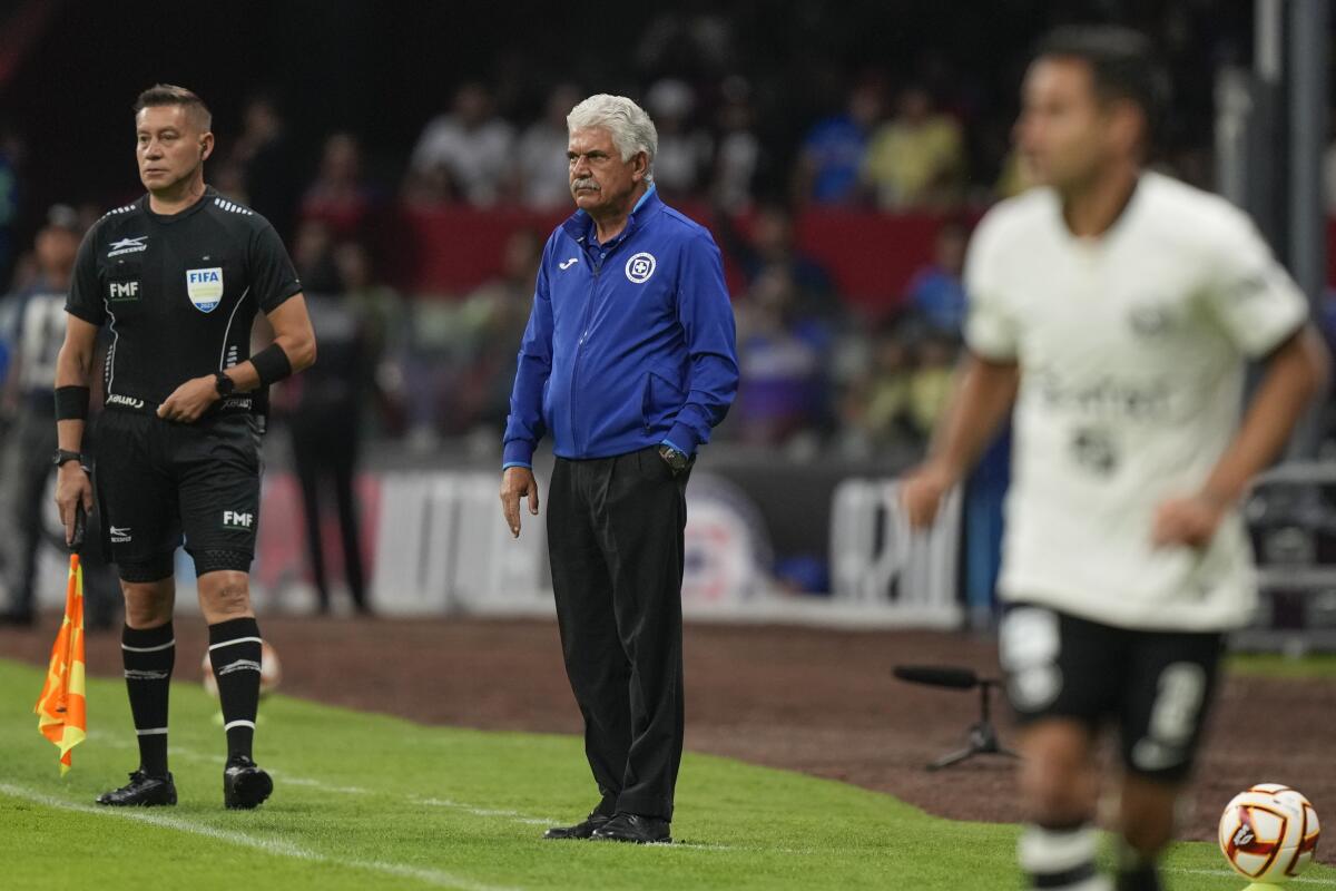 El técnico de Cruz Azul Ricardo Ferreti (centro) durante el partido contra el América