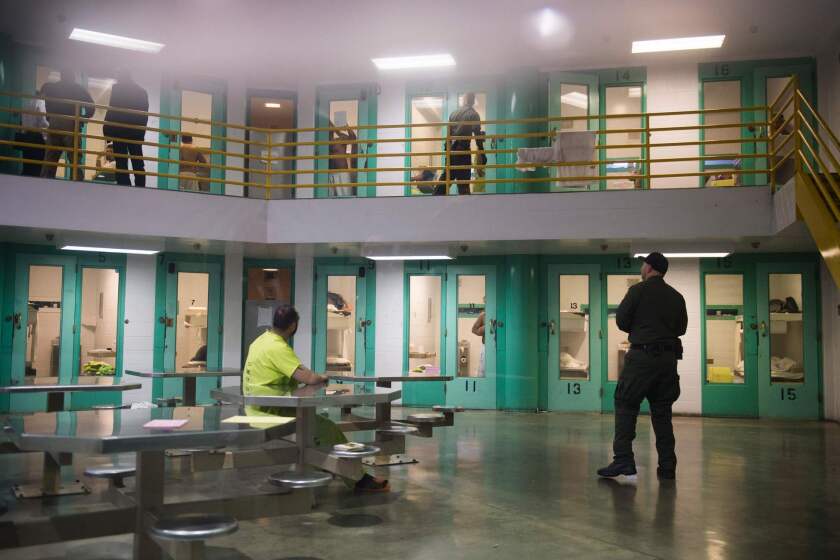 Inmigración paga $120 dólares diarios por migrante detenido en una cárcel del condado de Orange