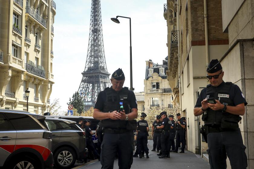 Agentes de policía, en una calle próxima a la Torre Eiffel en la víspera de la ceremonia inaugural de los Juegos Paralímpicos, en París, el 27 de agosto de 2024. (AP Foto/Thomas Padilla)