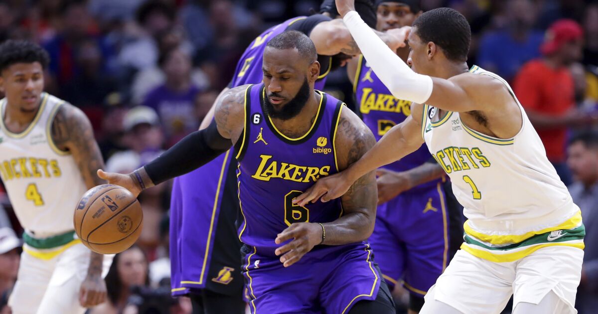 LeBron James a un triple-double dans la déroute des Lakers contre les Rockets
