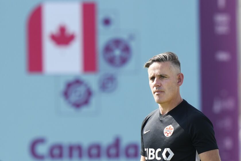 El seleccionador de Canadá, John Herdman, observa un entrenamiento de su equipo durante el Mundial, en Doha, Qatar, el 28 de noviembre de 2022. (Nathan Denette/The Canadian Press via AP)