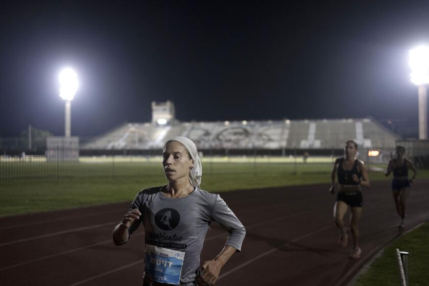 Beatie Deutsch, atleta judía ortodoxa, entrena en Tel Aviv, el miércoles 26 de junio de 2024 (AP Foto/Maya Alleruzzo)