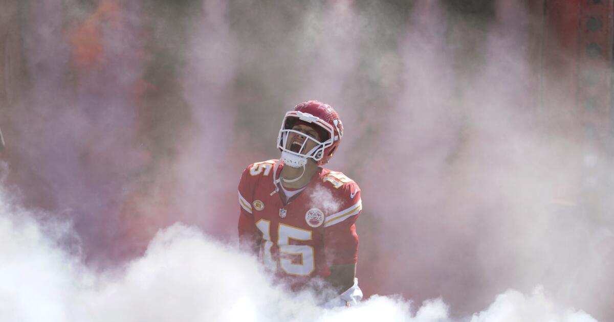 Chiefs' Patrick Mahomes breaks Dan Marino's NFL record with TD pass vs Jets