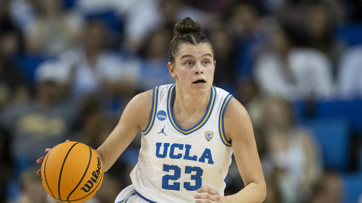UCLA'dan Gabriela Jaquez, 23 Mart'ta Los Angeles'ta California Baptist'e karşı oynanan maçta top sürüyor