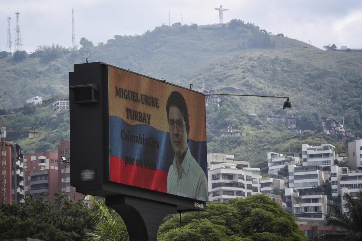 Una valla publicitaria que dice "Miguel Uribe Turbay