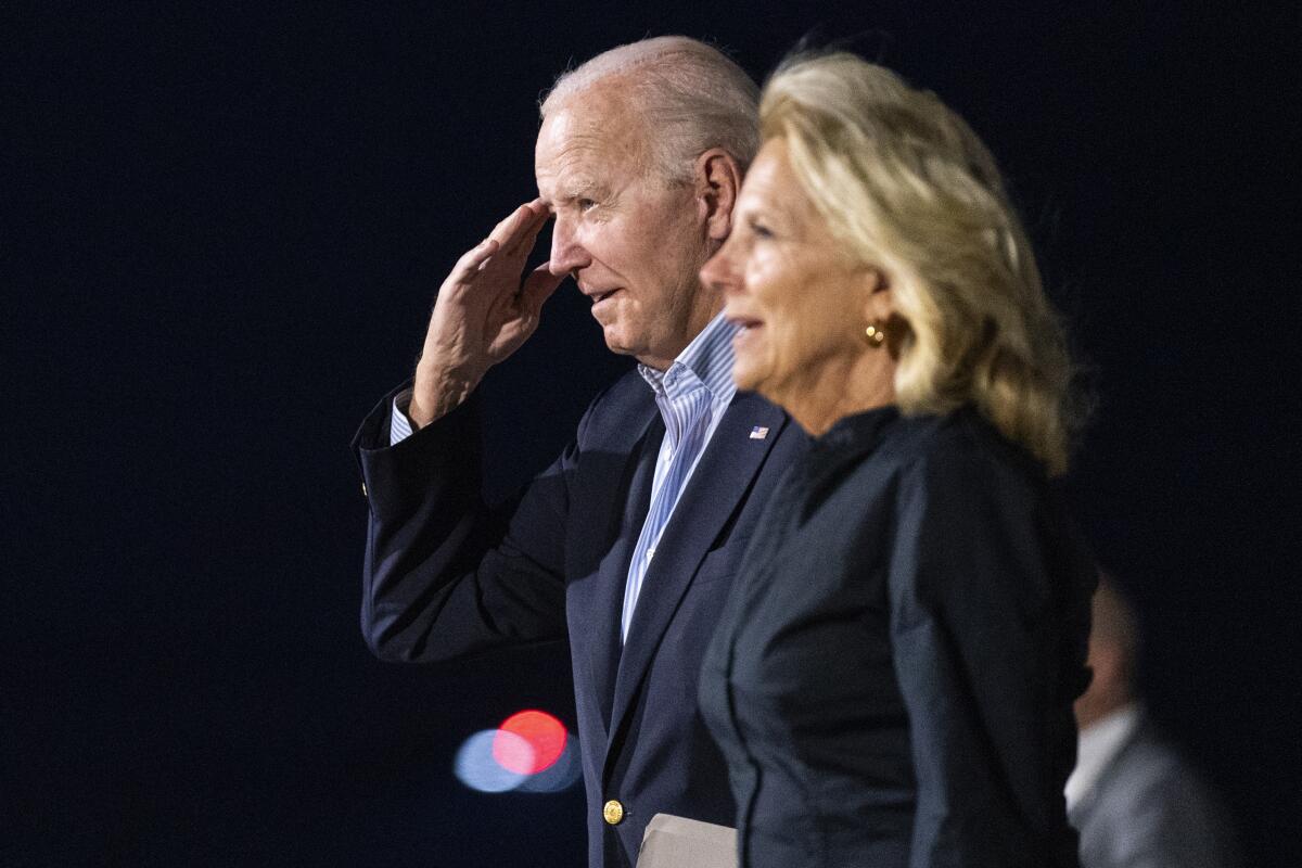 El presidente Joe Biden y la primera dama Jill Biden llegan al Aeropuerto 