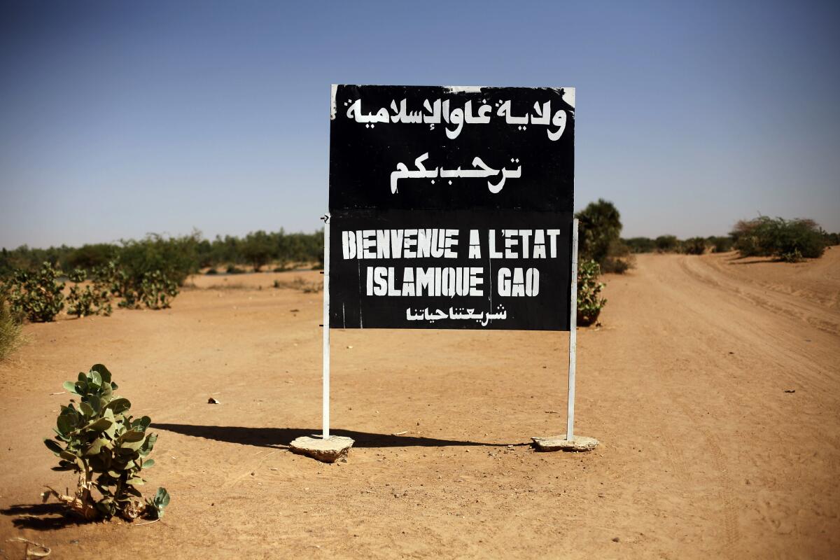 En esta imagen de archivo, un cartel en una carretera a la salida de Gao, en el norte de Mali, 