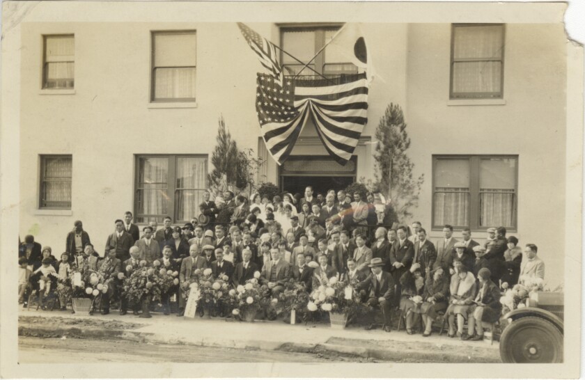 Menschen vor dem japanischen Krankenhaus in Boyle Heights im Dezember 1929.
